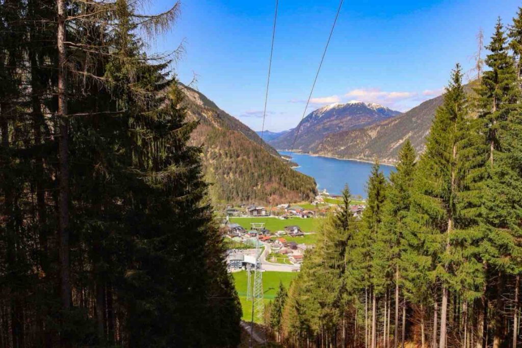 Aussicht über das Tal und den Achensee während der Wanderung am Besinnungsweg