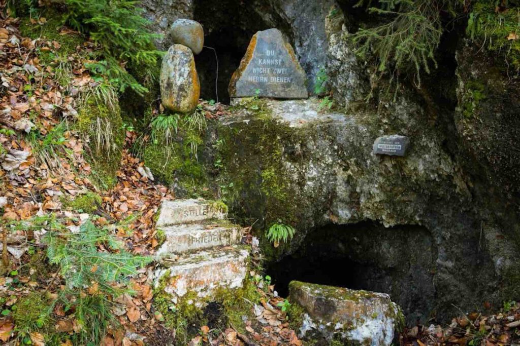 Felsgrotte mit Steinfigur entlang des Dien-Mut-Wegs am Achensee