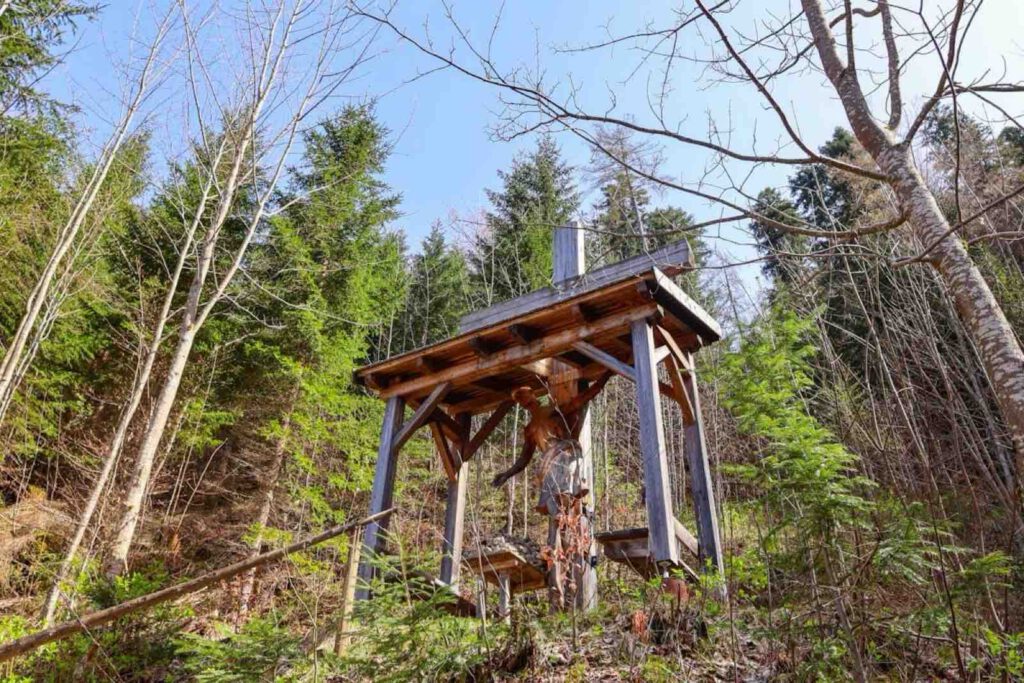 Kleine Holzkapelle im Wald entlang des Besinnungswegs Achensee