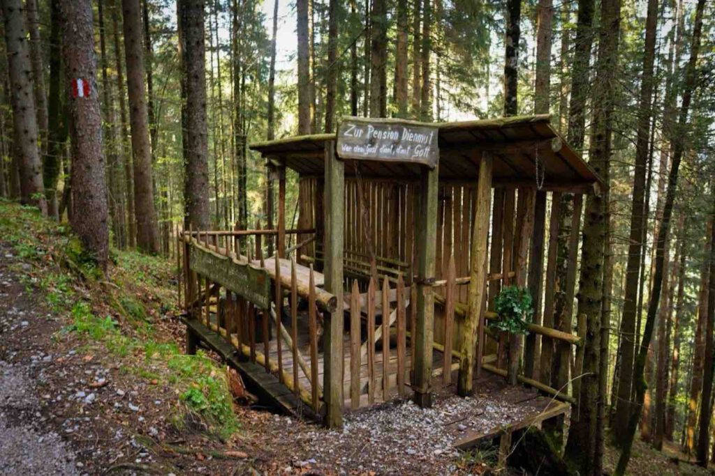 Überdachter Rastplatz aus Holz am Besinnungsweg Achensee