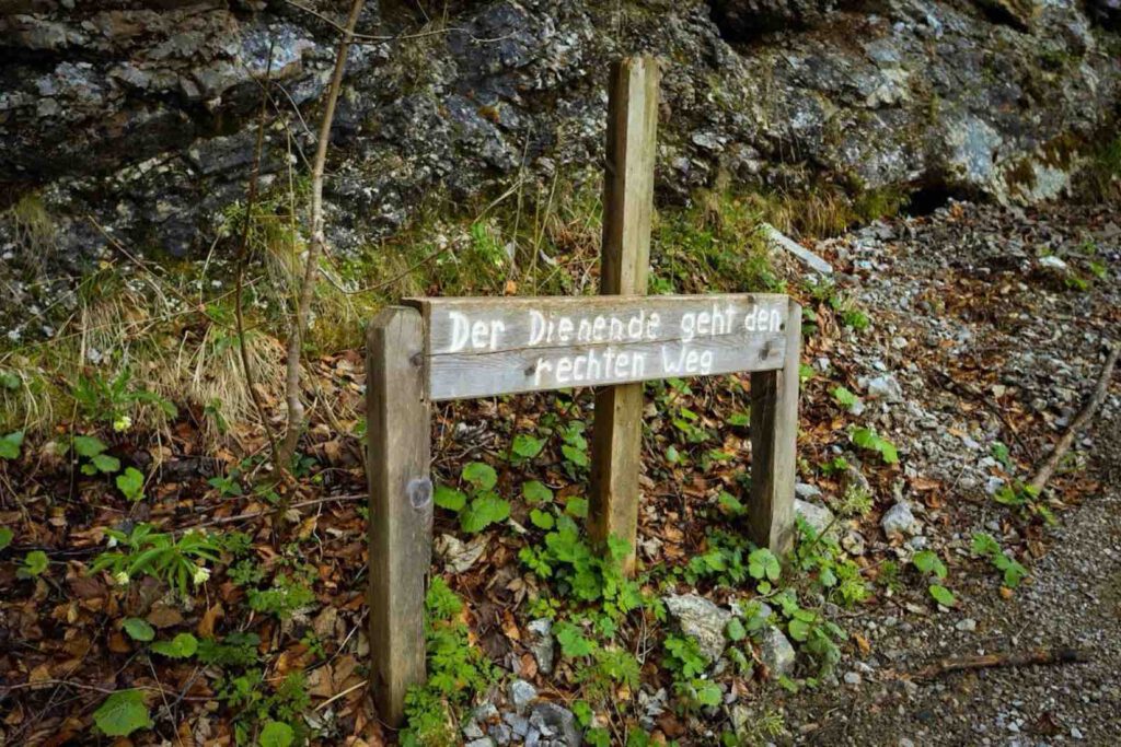 Wegweiser zum Besinnungsweg Achensee im Wald bei Pertisau