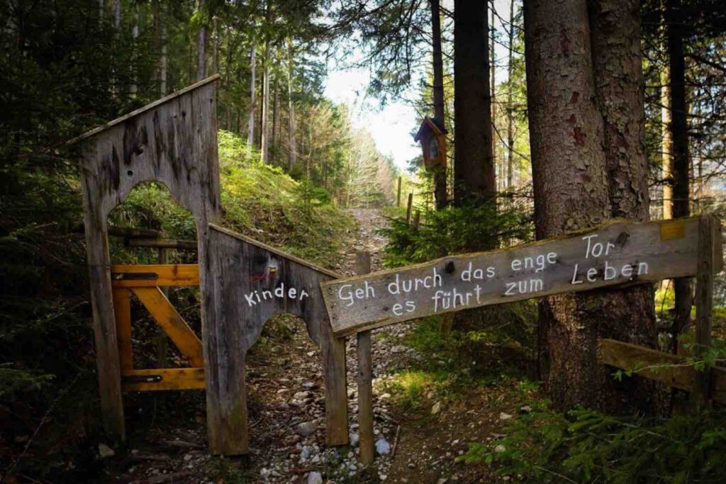 Holzschild mit Weisheitsspruch entlang des spirituellen Wanderwegs am Achensee