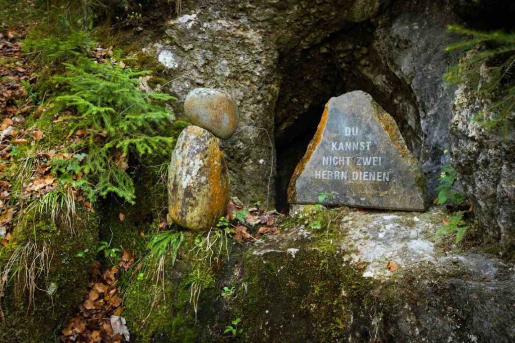 Kleine Felsgrotte mit Steinfigur am Besinnungsweg Achensee