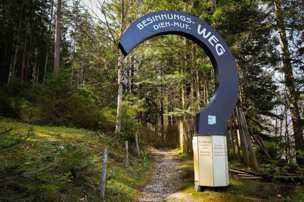 Eingangstor zum Besinnungsweg Achensee in Pertisau