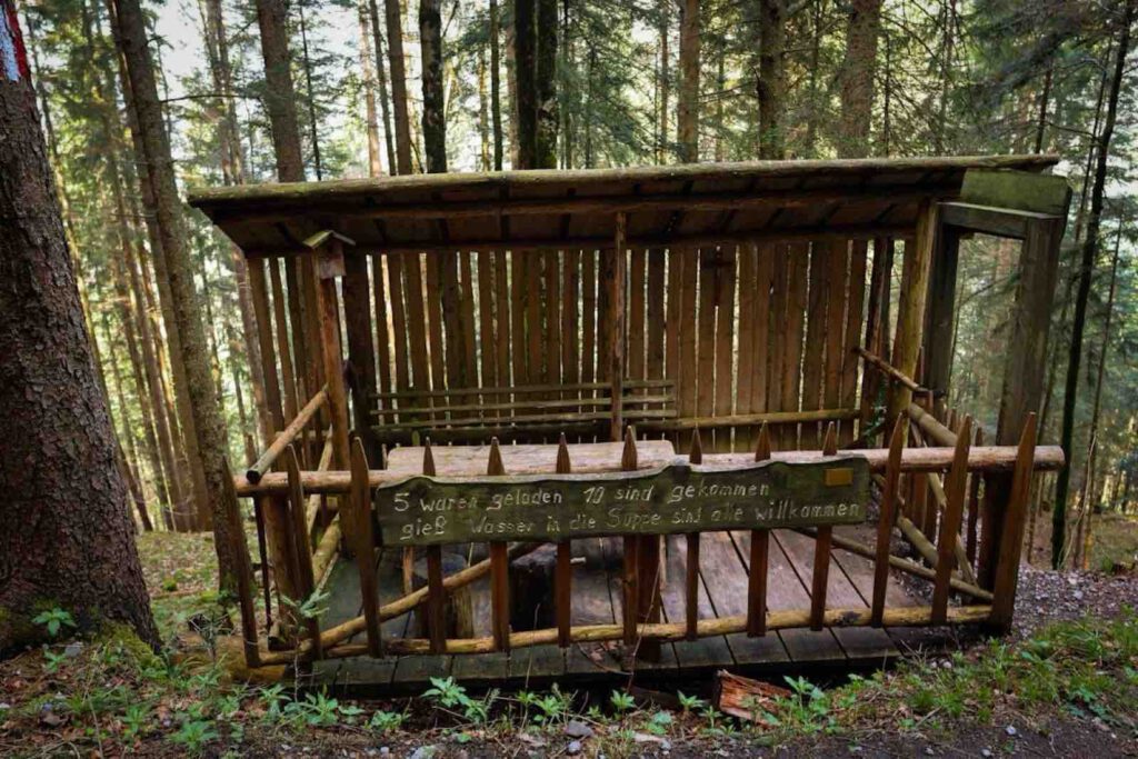 Rastplatz mit überdachter Holzbank am Besinnungsweg Achensee