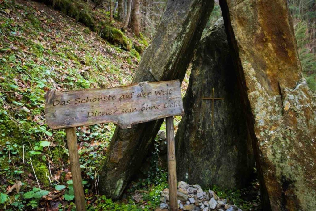 Wegweiser am Dien-Mut-Weg im Wald oberhalb des Achensees
