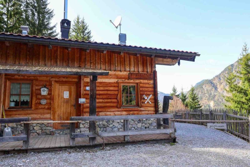 Rodelhütte am Besinnungsweg Achensee nahe Pertisau in Tirol