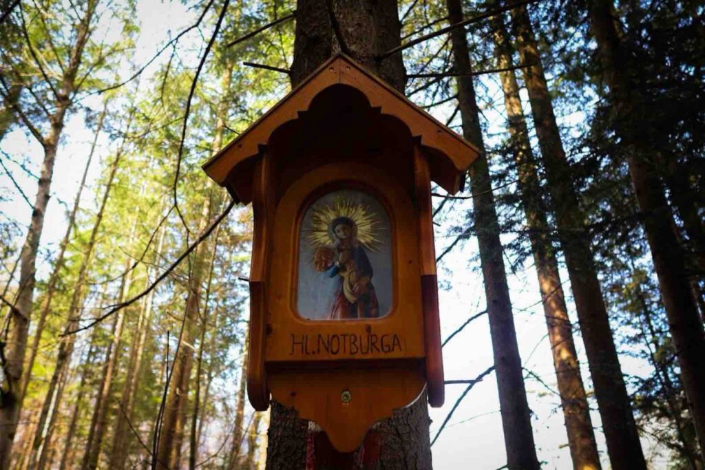 Marienbildstock im Wald entlang des Besinnungswegs Achensee