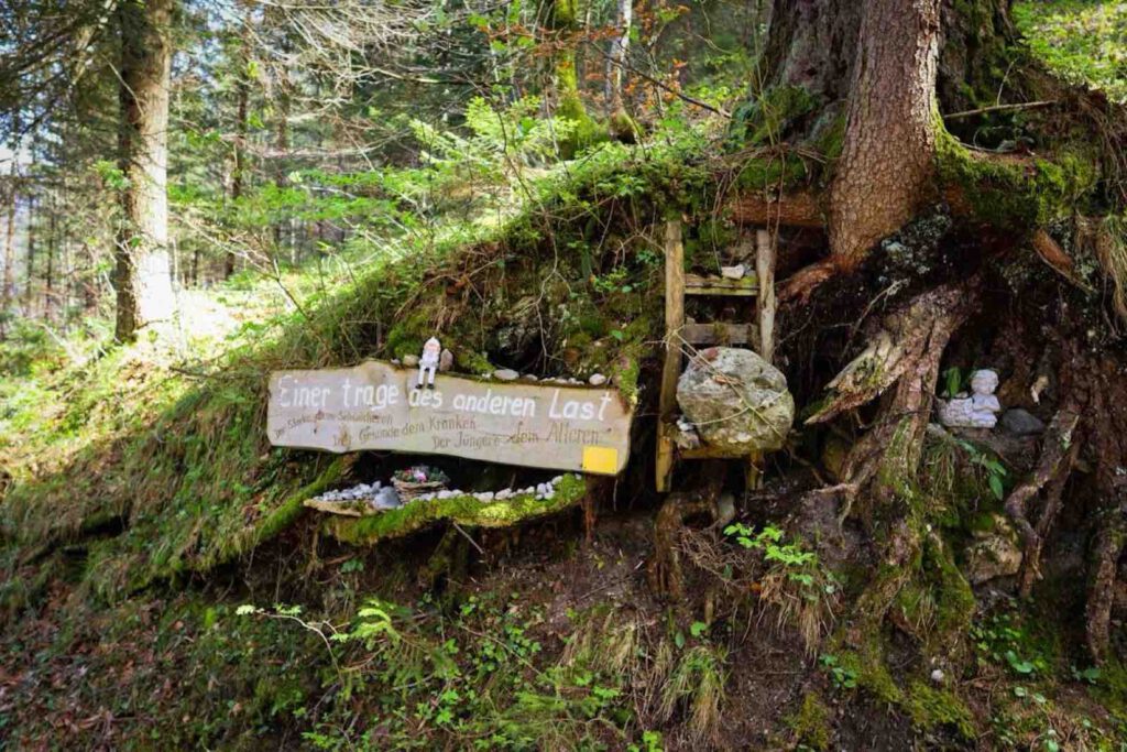 Wegweiser zum Besinnungsweg Achensee im Wald bei Pertisau