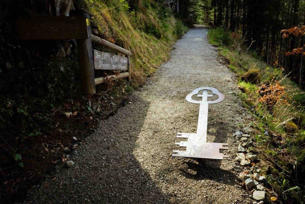 Wanderweg mit Symbol auf dem Boden entlang des Dien-Mut-Wegs
