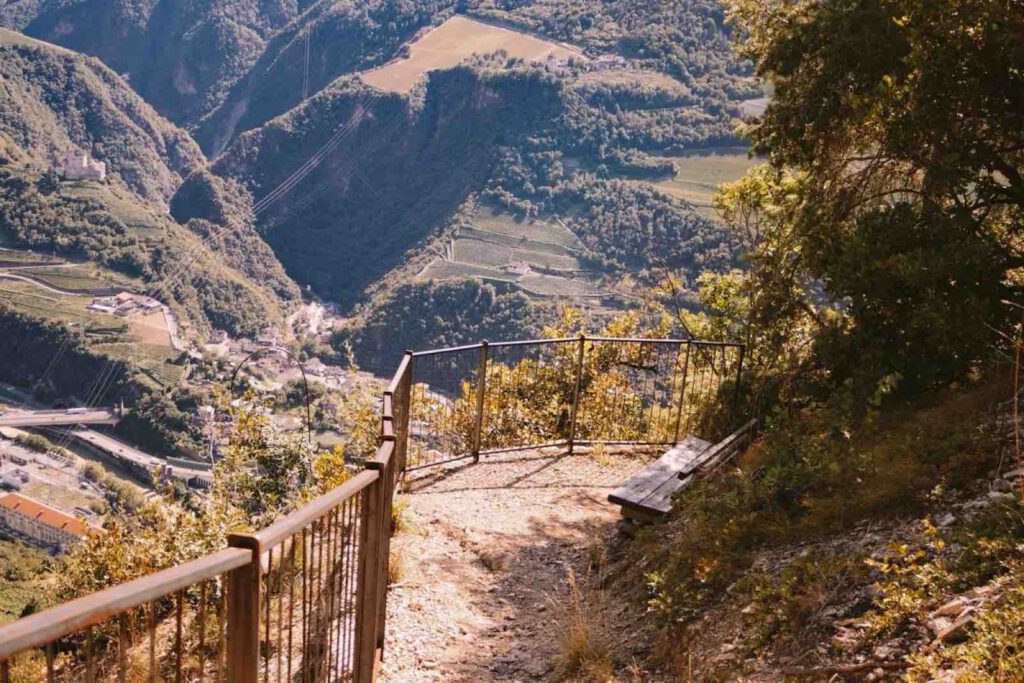 Aussichtspunkt Weinwanderweg Rebe Bozen mit Geländer