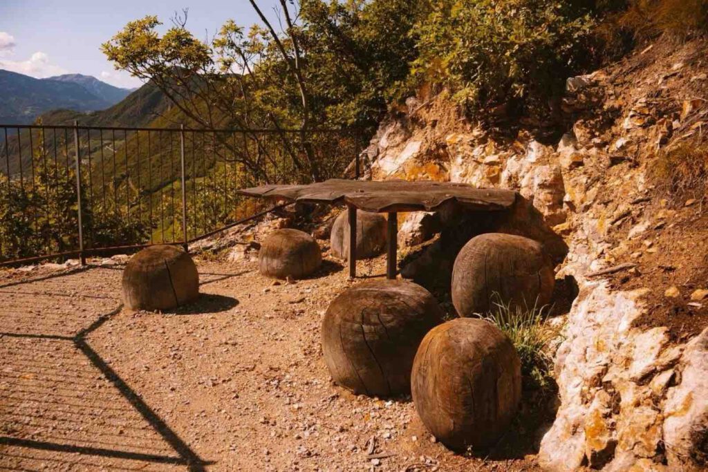 Rastplatz Weinwanderweg Rebe Bozen mit Holztisch im Weinberg