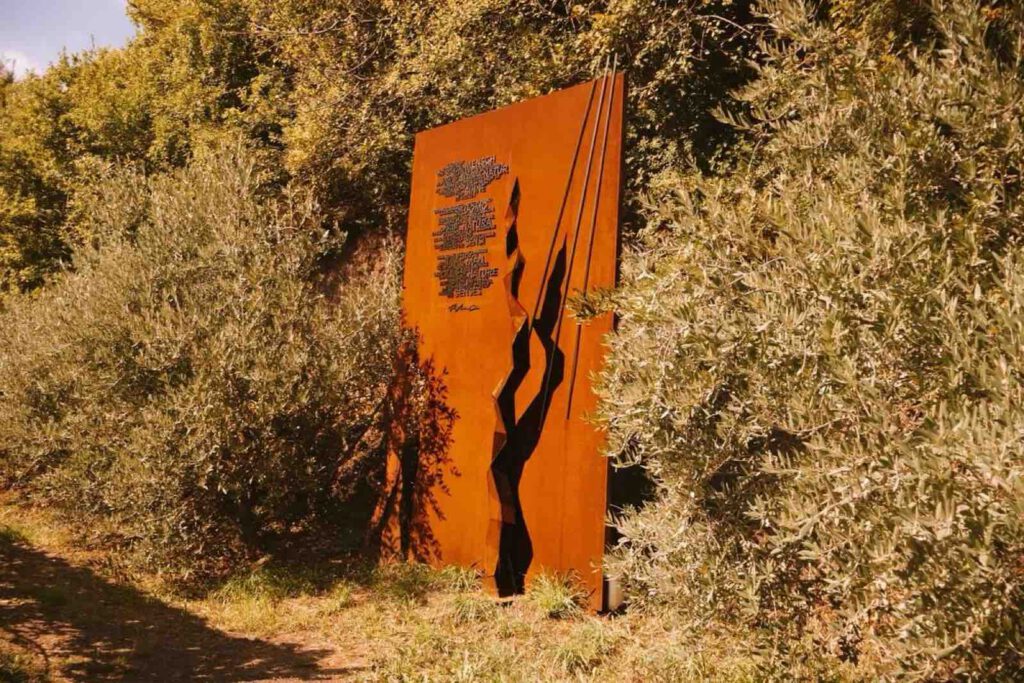 Kunstinstallation Weinwanderweg Rebe Bozen Metallskulptur