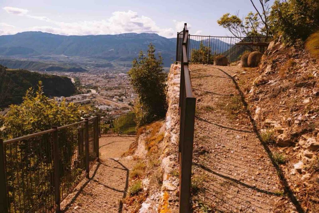 Rastplatz entlang Weinwanderweg Rebe Bozen Panorama