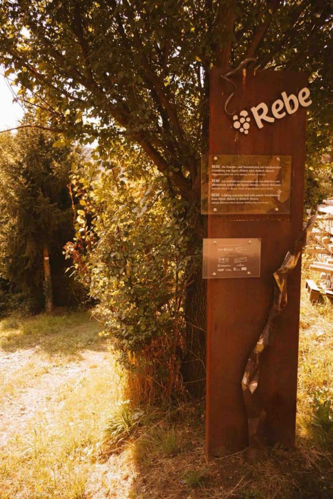 Wegweiser Weinwanderweg Rebe Bozen Richtung Rebe