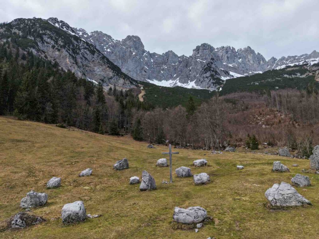 ellmauer steinkreis almwiese mit wilden kaiser im hintergrund