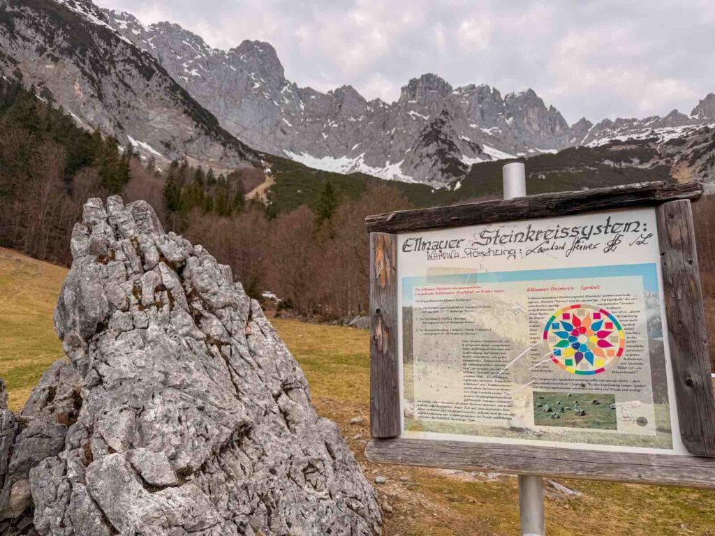 infotafel ellmauer steinkreissystem vor bergkulisse