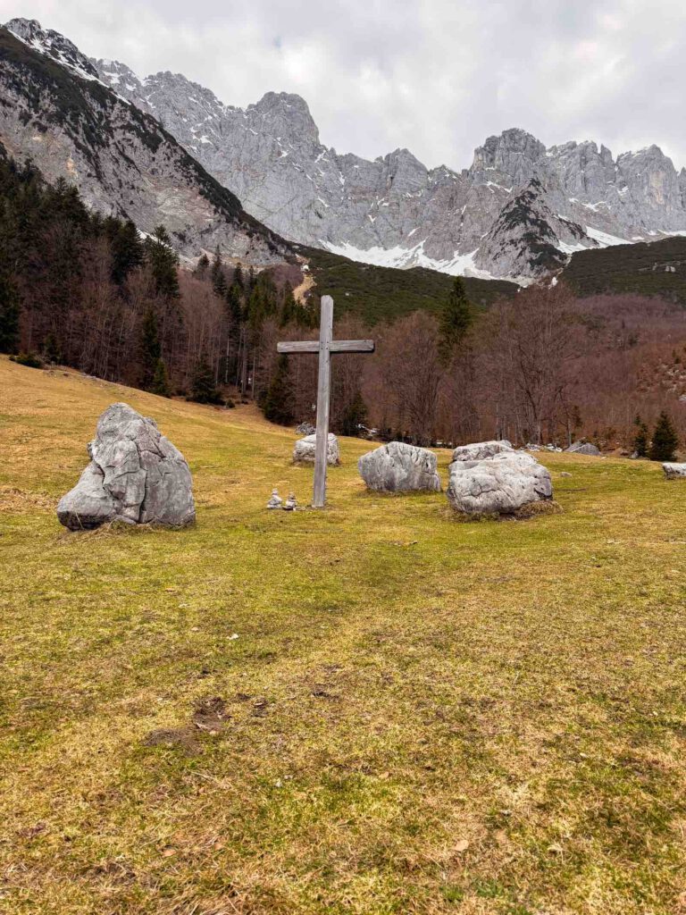 felsen und kreuz beim steinkreis ellmau tirol