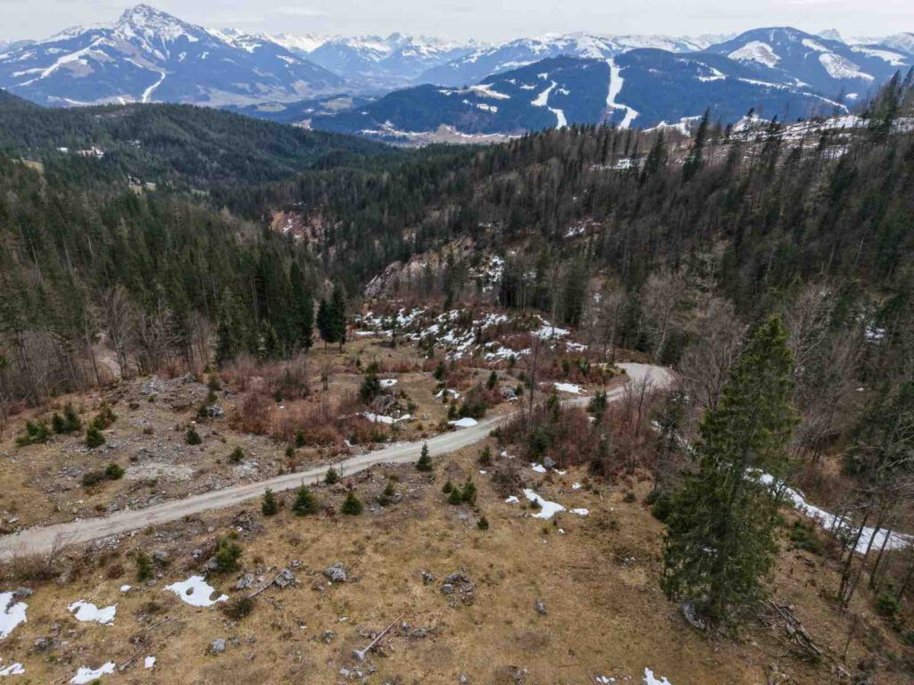 talblick ellmau mit straße und berglandschaft wilder kaiser