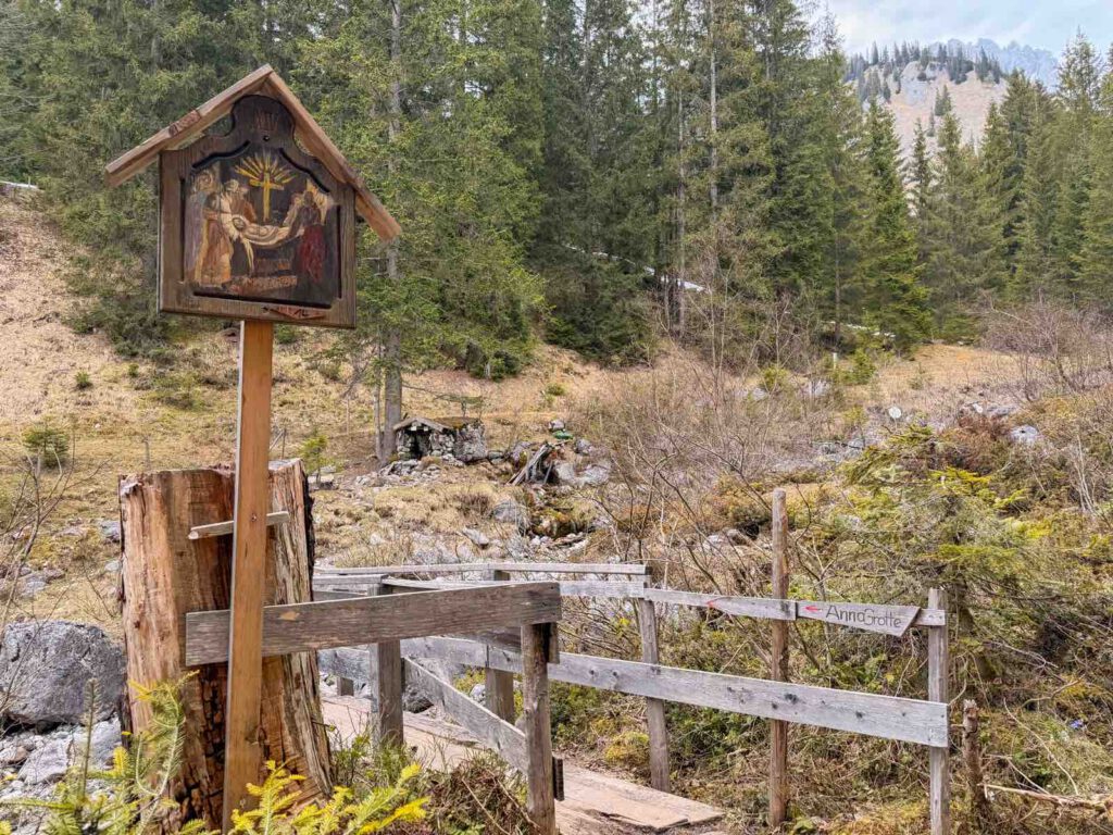 Kreuzweg Station mit Blick ins offene Gelände im Kaisergebirge