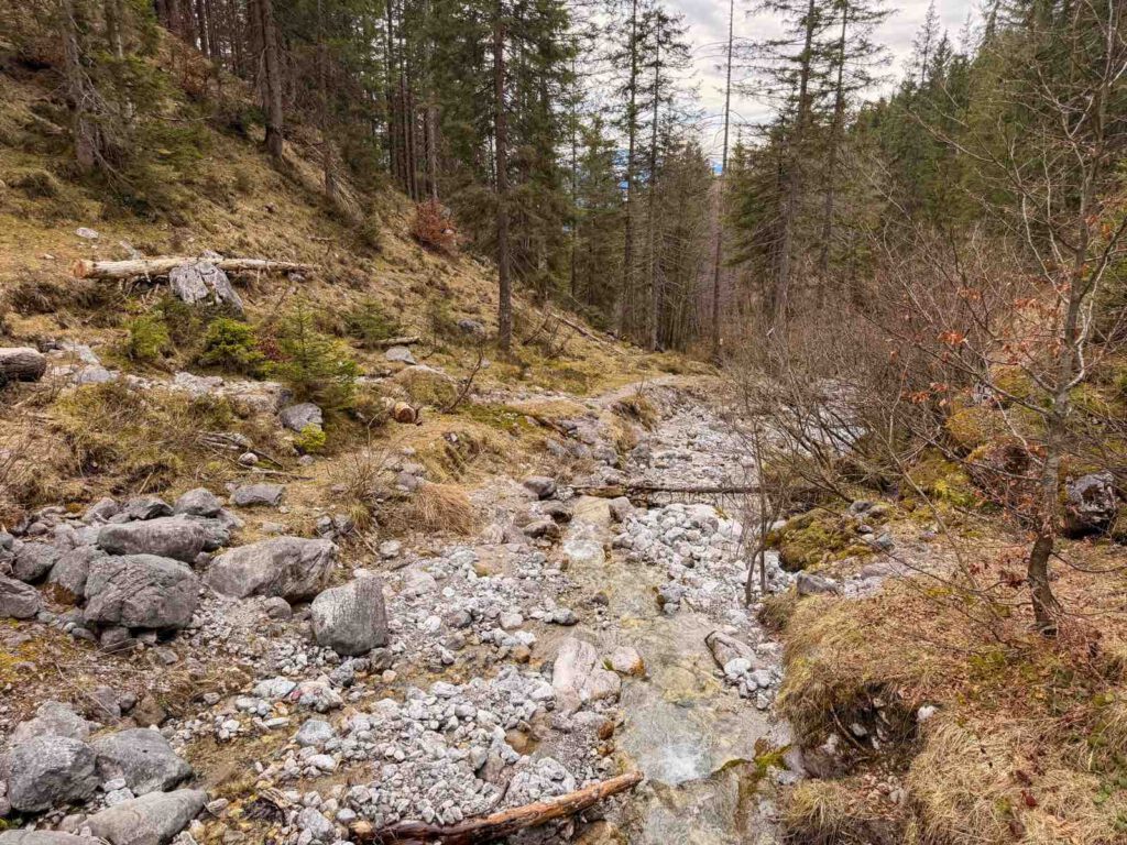Steiniger Wanderweg neben Bachbett nahe der St Anna Grotte