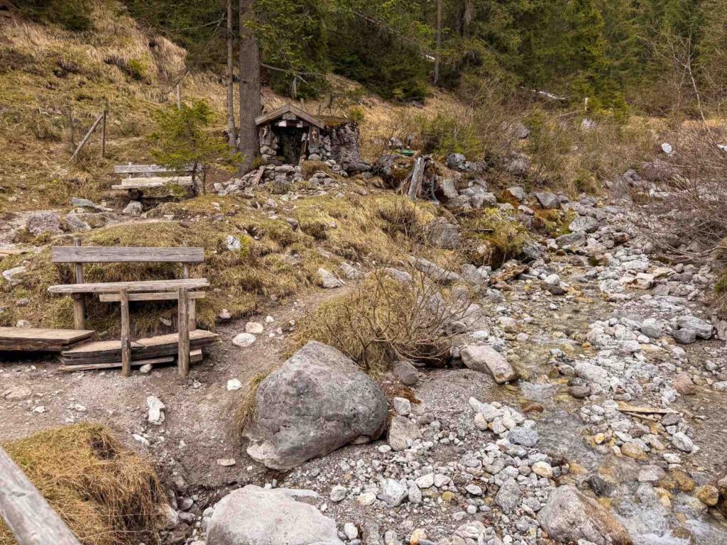 Rastplatz bei der St Anna Grotte im ruhigen Waldgebiet