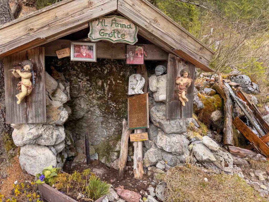 St Anna Grotte im Wald nahe Ellmau und Going