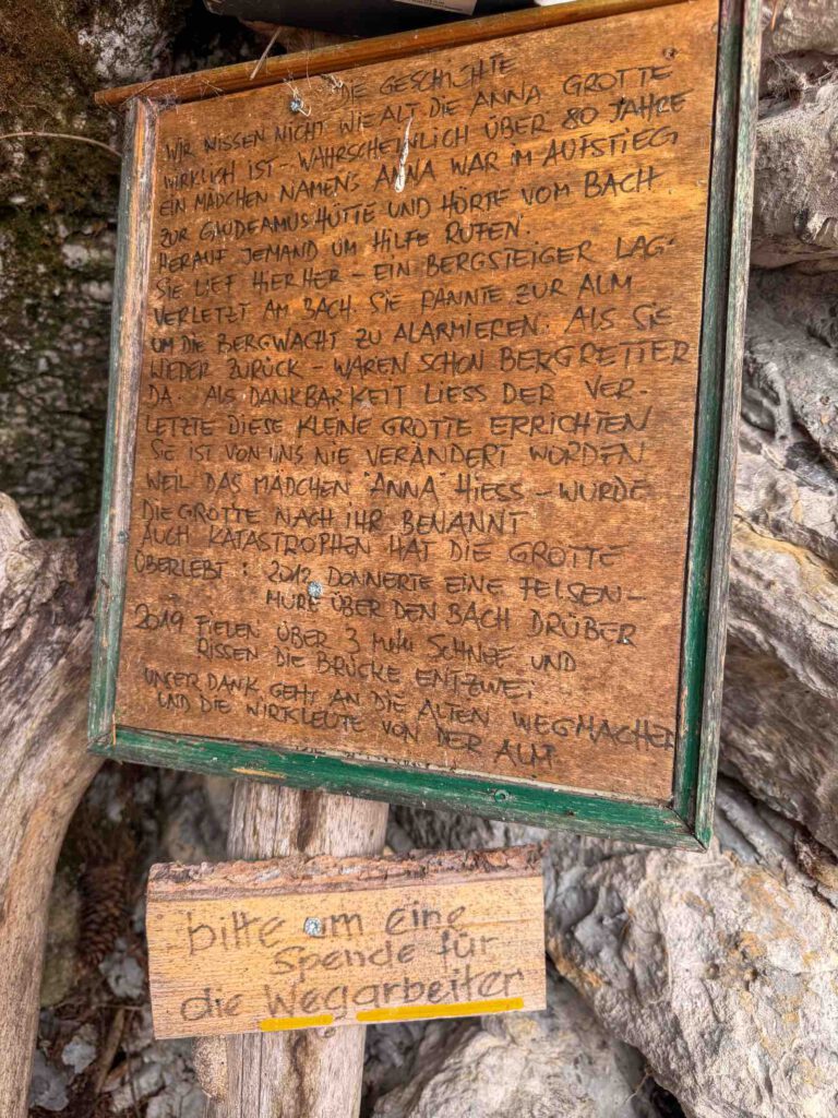 Infotafel mit Geschichte der St Anna Grotte im Wald am Wilden Kaiser