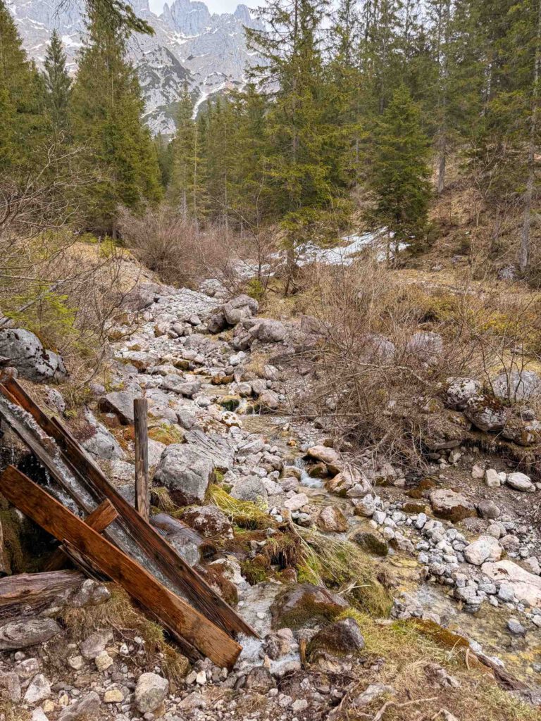 Bachlauf im Wald entlang des Wanderwegs zur St Anna Grotte