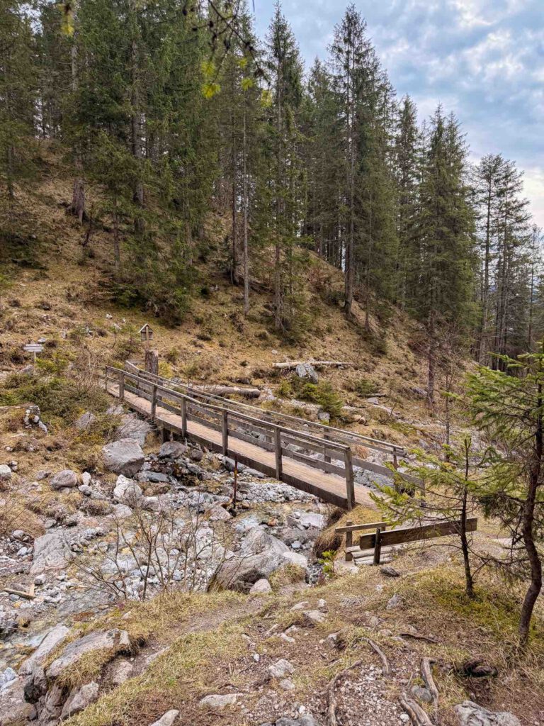 Holzbrücke über einen Gebirgsbach am Kreuzweg zur St Anna Grotte