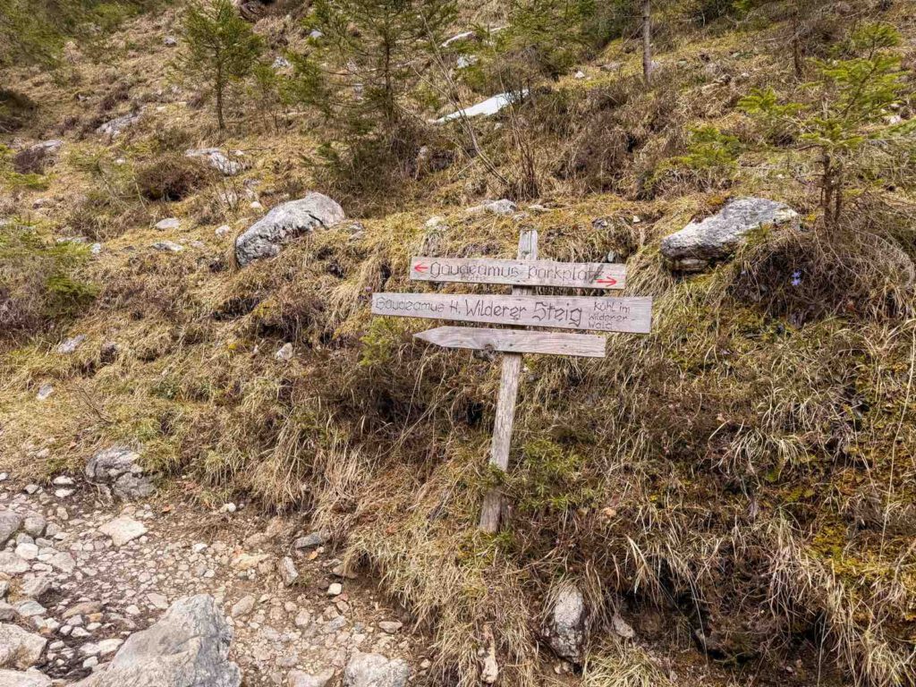 Holz Wegweiser Richtung Gaudeamushütte und Wilderer Steig im Kaisergebirge