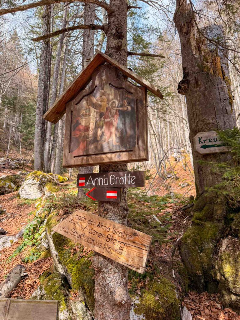 Schmaler Waldweg entlang des Kreuzwegs zur St Anna Grotte