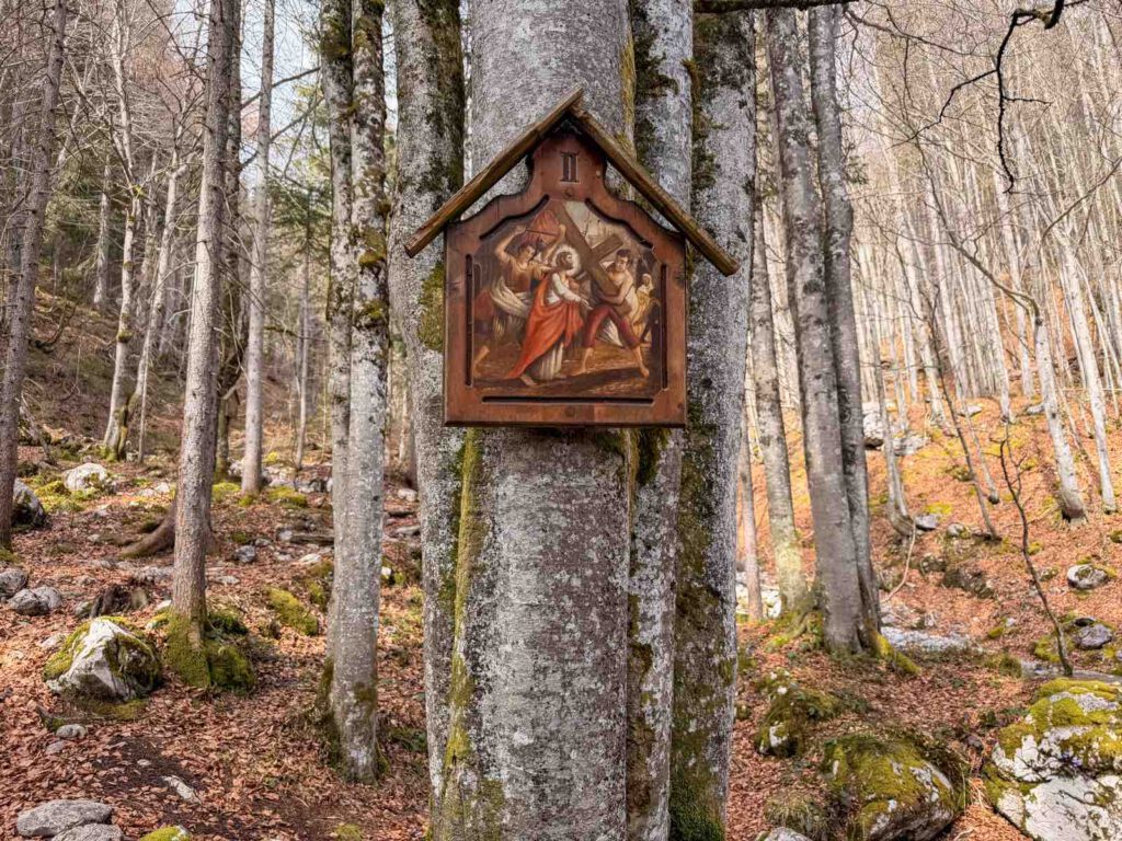 Kreuzweg Station mit Holzrahmen entlang des Wanderwegs