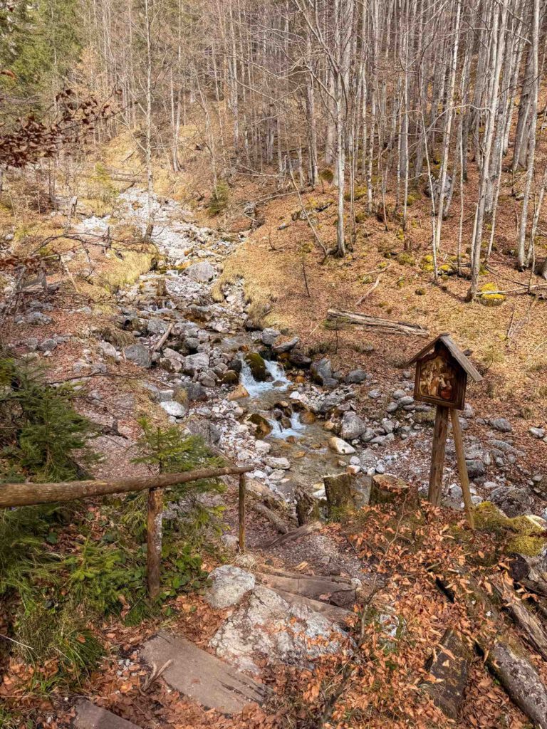 Kreuzweg Station an einem Baum im Wald bei Ellmau