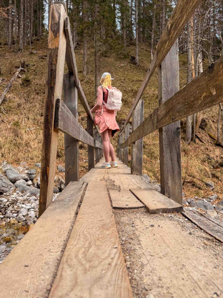 Christin Großheim auf Holzsteg entlang des Kreuzwegs zur St Anna Grotte