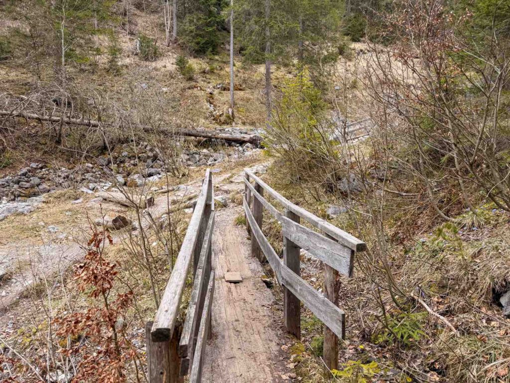 Holzbrücke im Wald entlang des Kreuzwegs zur St Anna Grotte