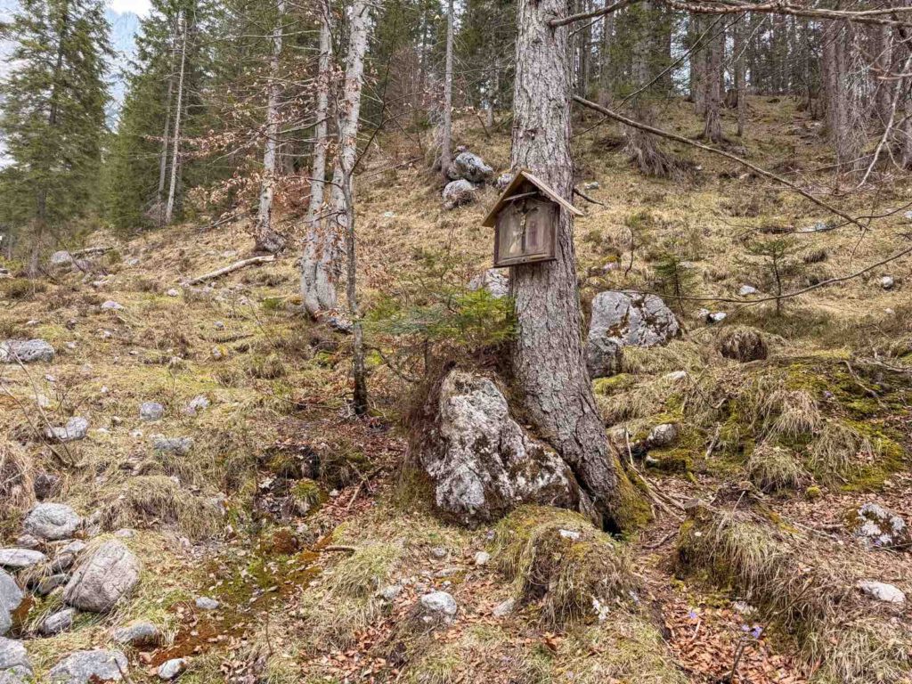 Kreuzweg Station im Wald auf dem Weg zur St Anna Grotte