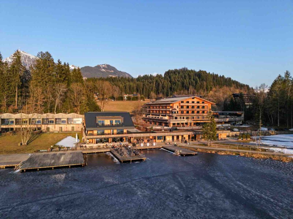 Steghaus und Alpenhotel Kitzbühel am Schwarzsee in Kitzbühel direkt am Wasser mit Blick auf Kitzbühler Horn
