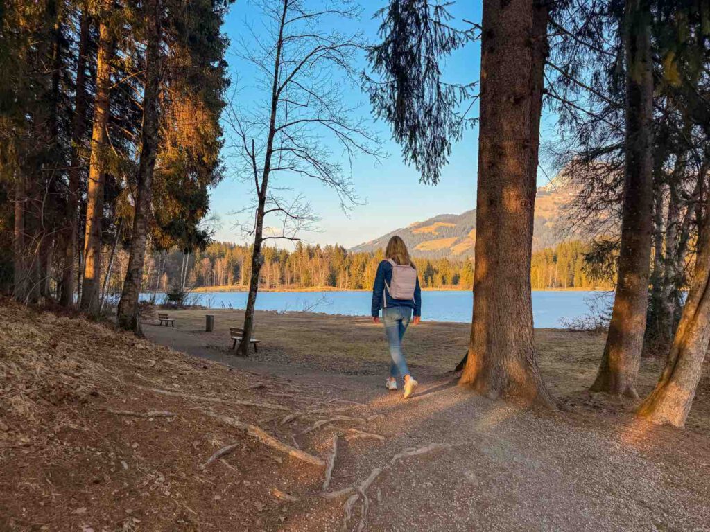 Spaziergang am Schwarzsee mit Blick auf den Wilden Kaiser