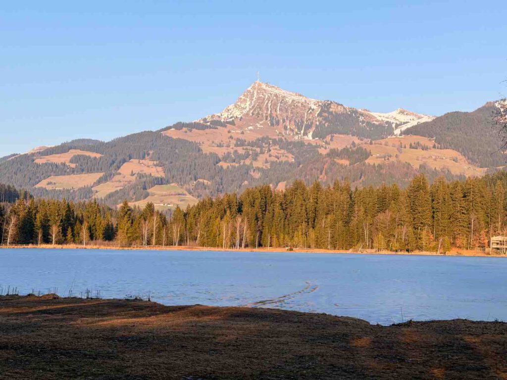 Teilweise gefrorener Schwarzsee mit Bergblick mit Blick auf Kitzbühler Horn