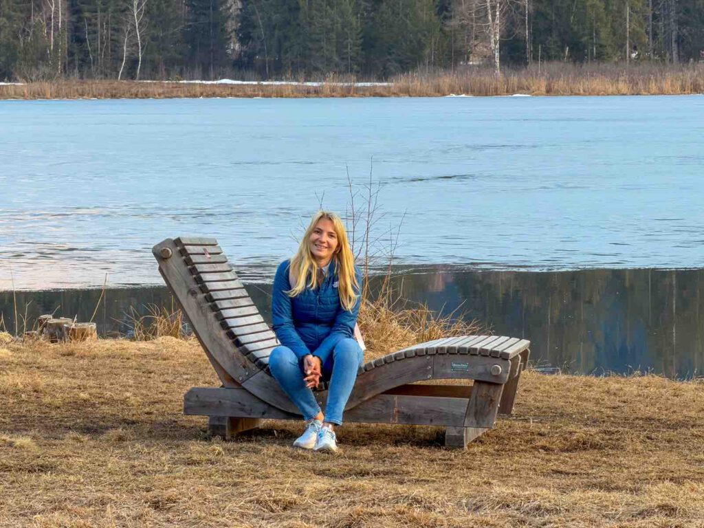 Liege am Schwarzsee mit Blick auf die Berge mit Christin Großheim