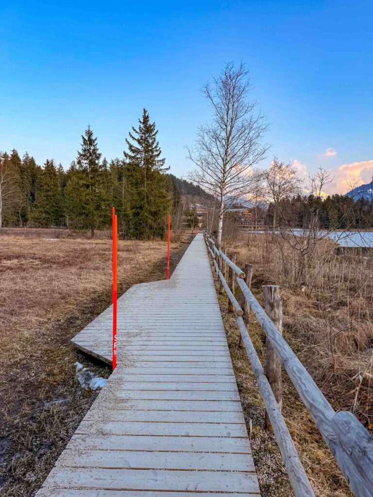 Holzsteg am Schwarzsee Kitzbühel Spazierweg