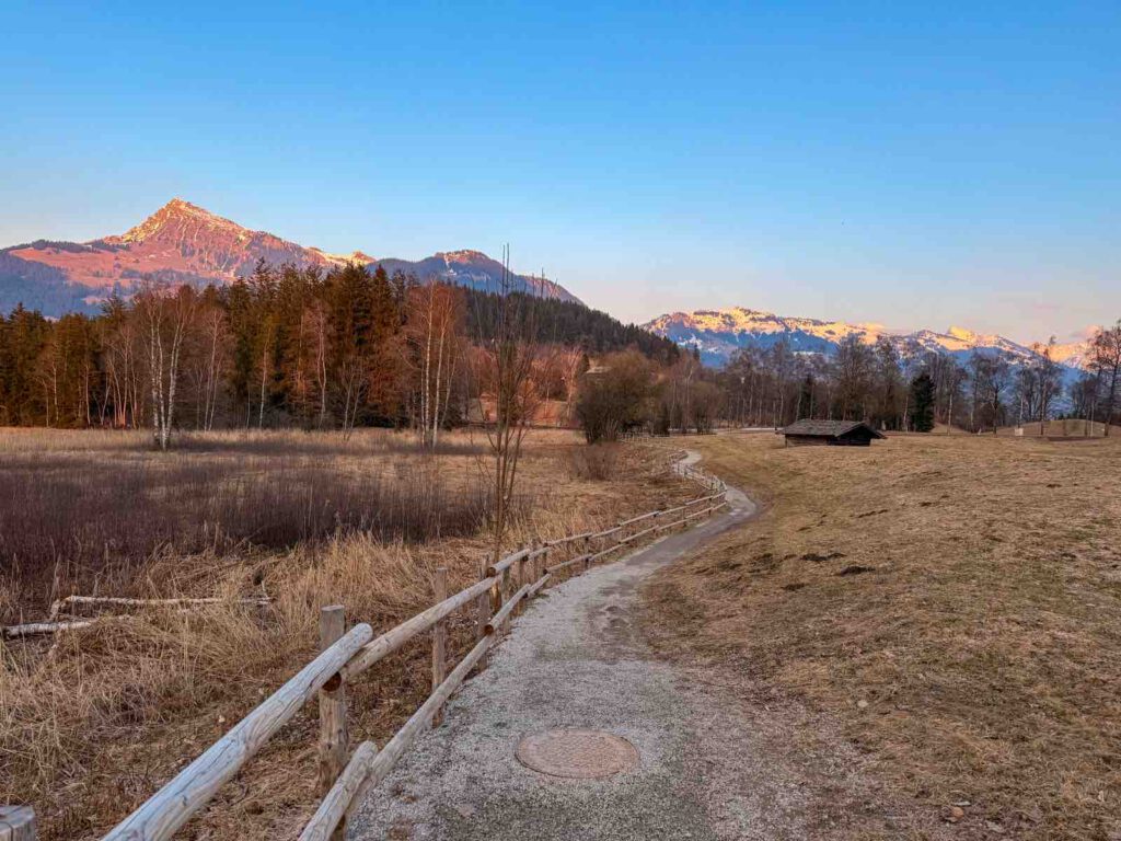 Spazierweg rund um den Schwarzsee in Kitzbühel mit Blick auf Kitzbühler Horn