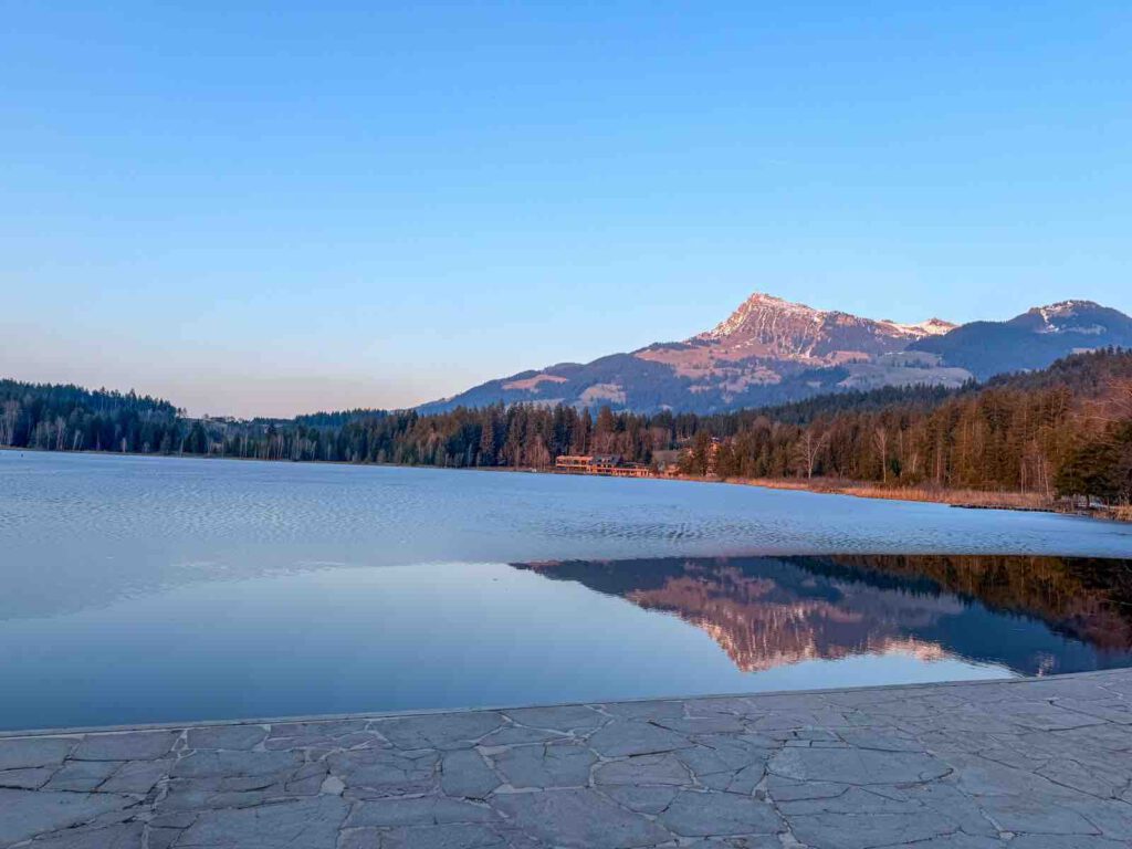 Spiegelung der Berge im Schwarzsee bei Sonnenuntergang mit Blick auf Kitzbühler Horn