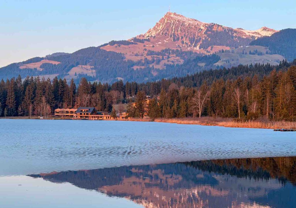 Gefrorener Schwarzsee in Kitzbühel mit Blick auf die Alpen mit Blick auf Kitzbühler Horn