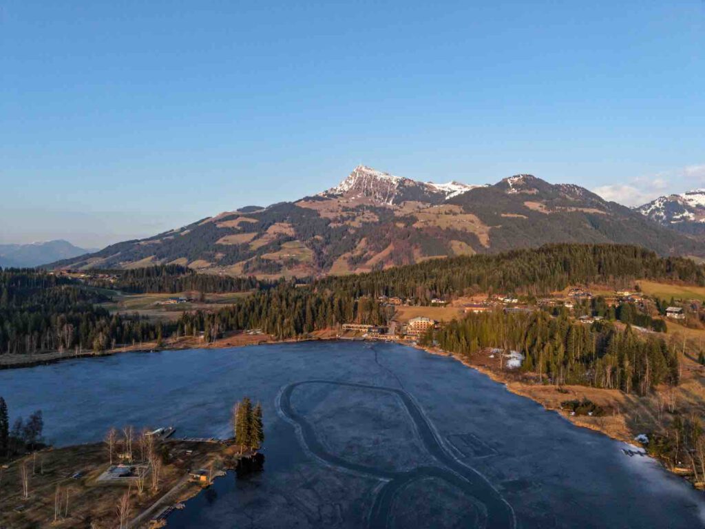 Panorama über den Schwarzsee und Kitzbühel mit Blick auf Kitzbühler Horn