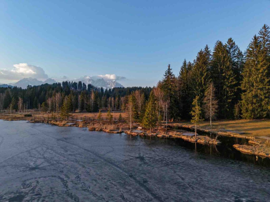 Gefrorene Wasserflächen am Schwarzsee im Winter mit Blick auf Wilden Kaiser