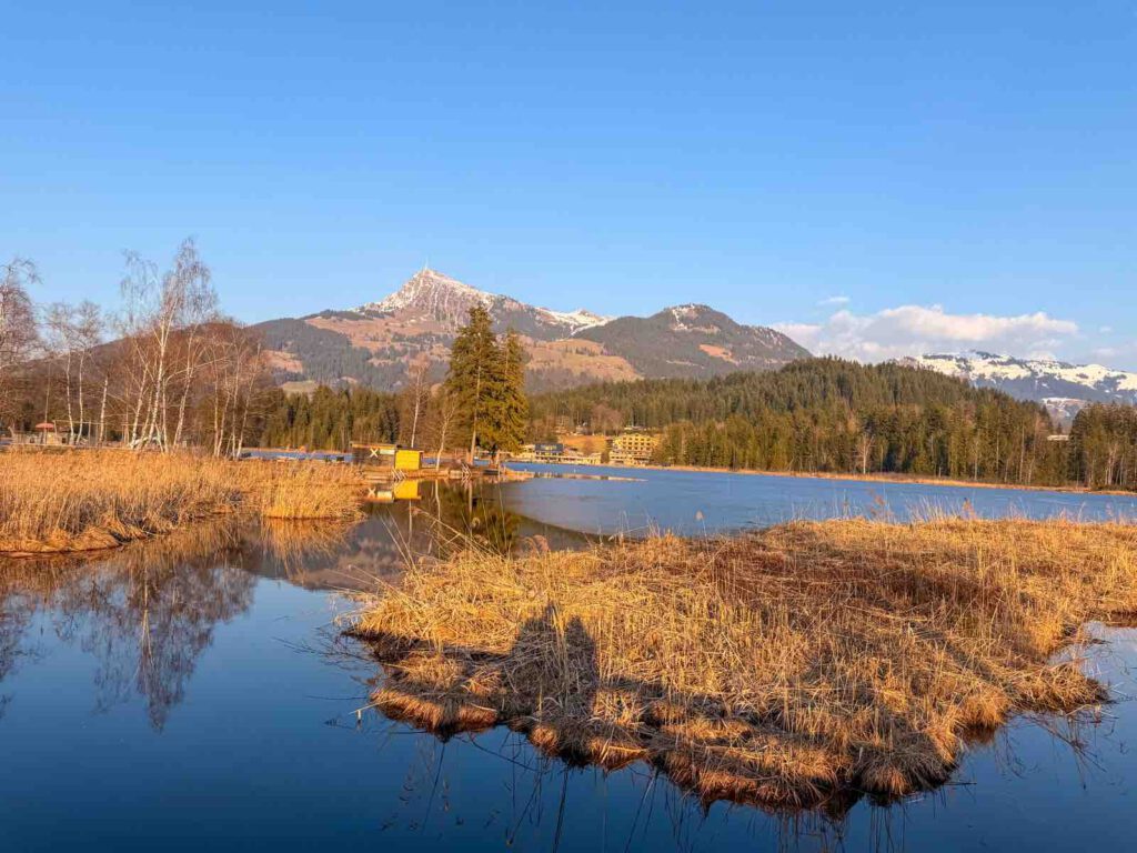 Landschaft am Schwarzsee mit Bergen im Hintergrund mit Blick auf Kitzbühler Horn