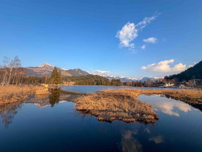 Kleine Insel im Schwarzsee in Kitzbühel mit Blick auf Kitzbühler Horn