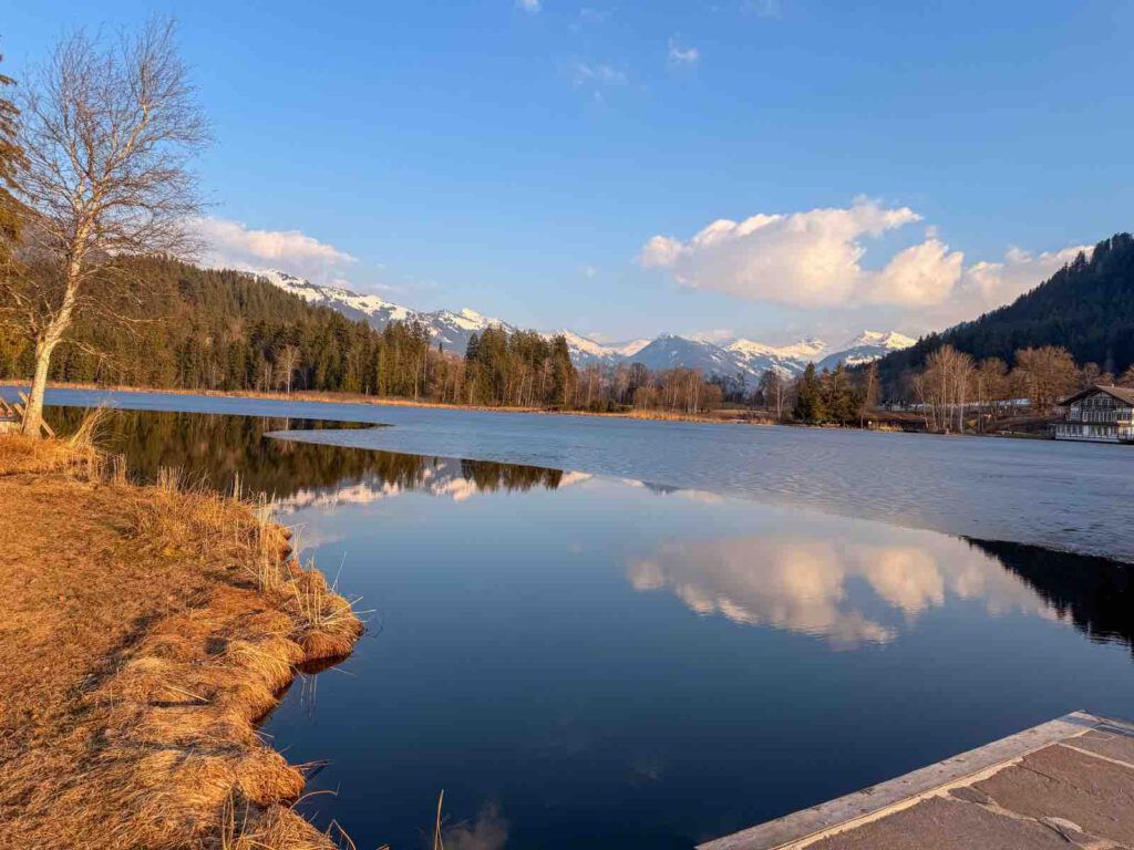 Sonnenuntergang am Schwarzsee mit Spiegelung im Wasser